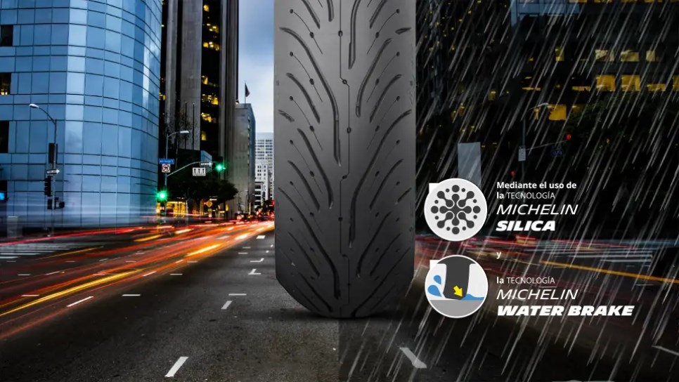 Moto con neumáticos Michelin Pilot Road 4 GT